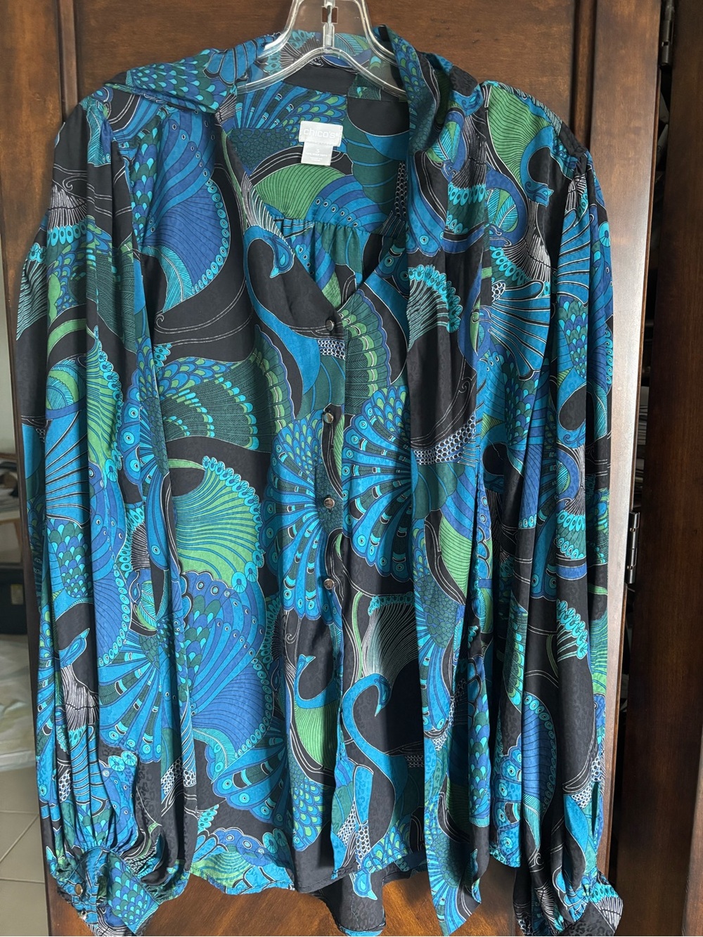 Chico’s size 3 patterned long sleeve blouse